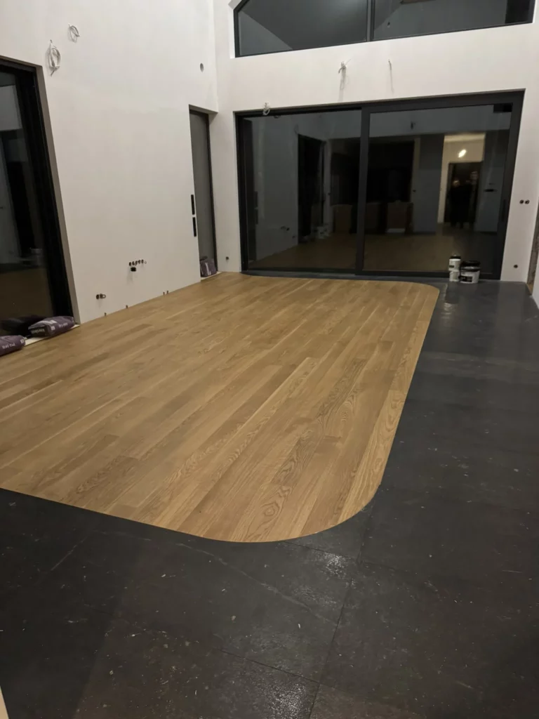 Salon z dużym formatem